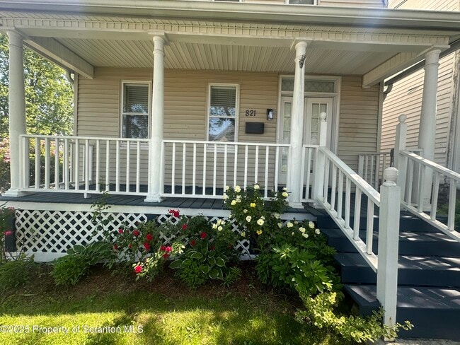 Building Photo - 821 Maple St