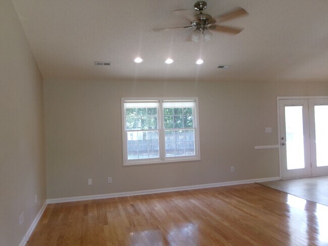 Foto del edificio - 2 bedroom,2 bath home in Meadowoods commun...