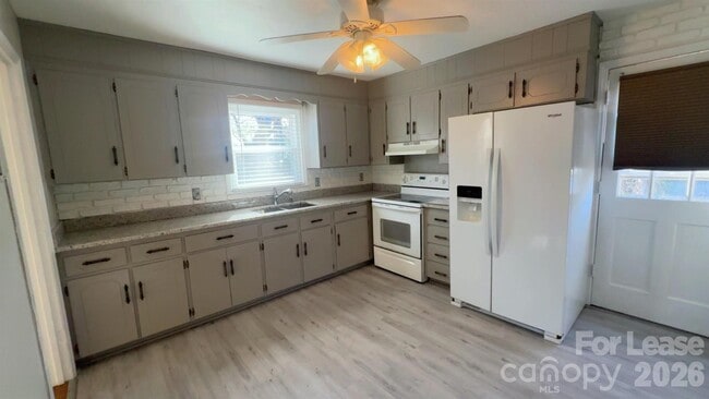 Foto del edificio - 715 Tom Hunter Rd