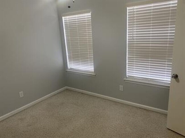 Building Photo - 208 Cypress Creek Dr