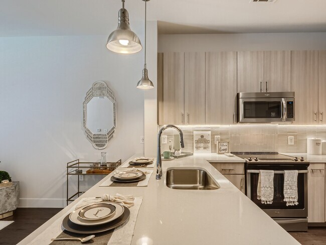 Come en una cocina diseñada para ti. - Factory Design District