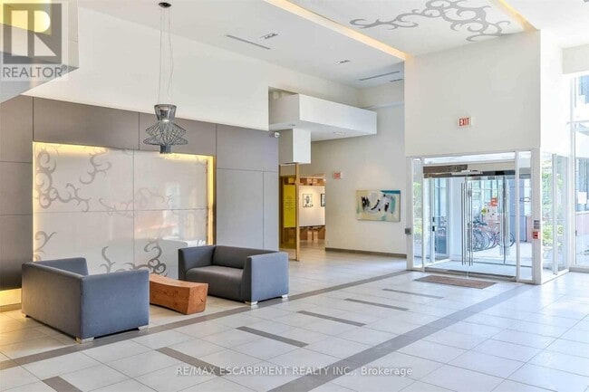 Photo du bâtiment - 5 Hanna Ave