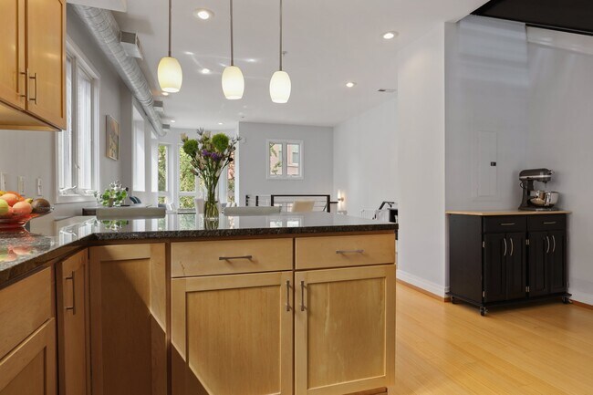 Kitchen Peninsula - 1637 Marion St NW