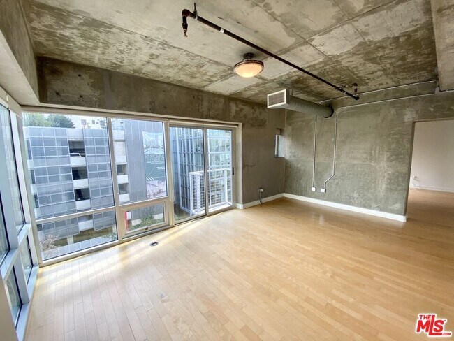 Foto del edificio - 645 W 9th St