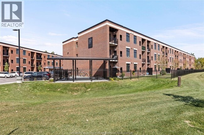 Building Photo - 3180 Meadowbrook Ln