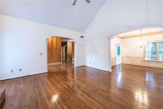 Foto del edificio - 221 Tennis Ct Ln