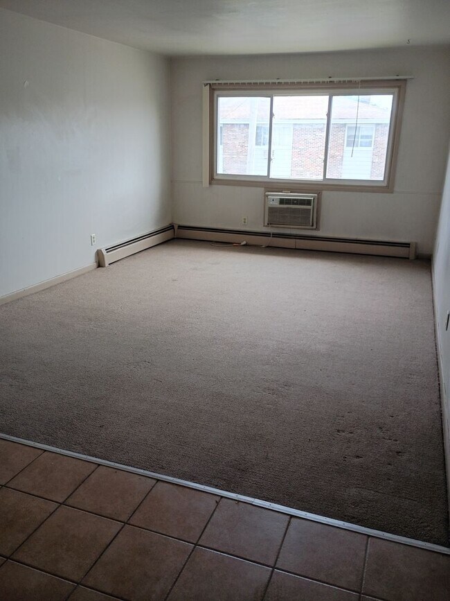 Building Photo - Just Listed  2 bed 1 bath in Kenosha!