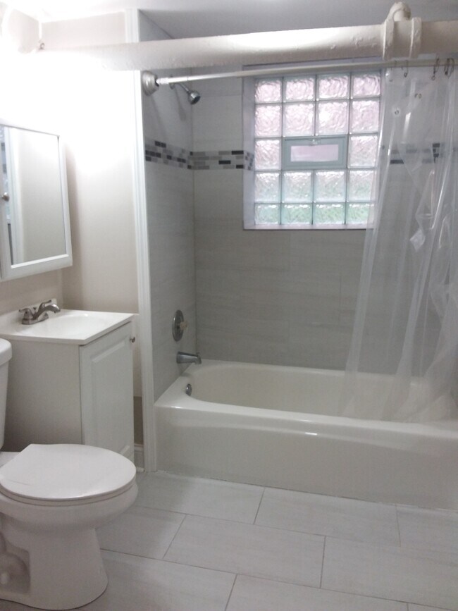 Bathroom - 5464 S Everett Ave