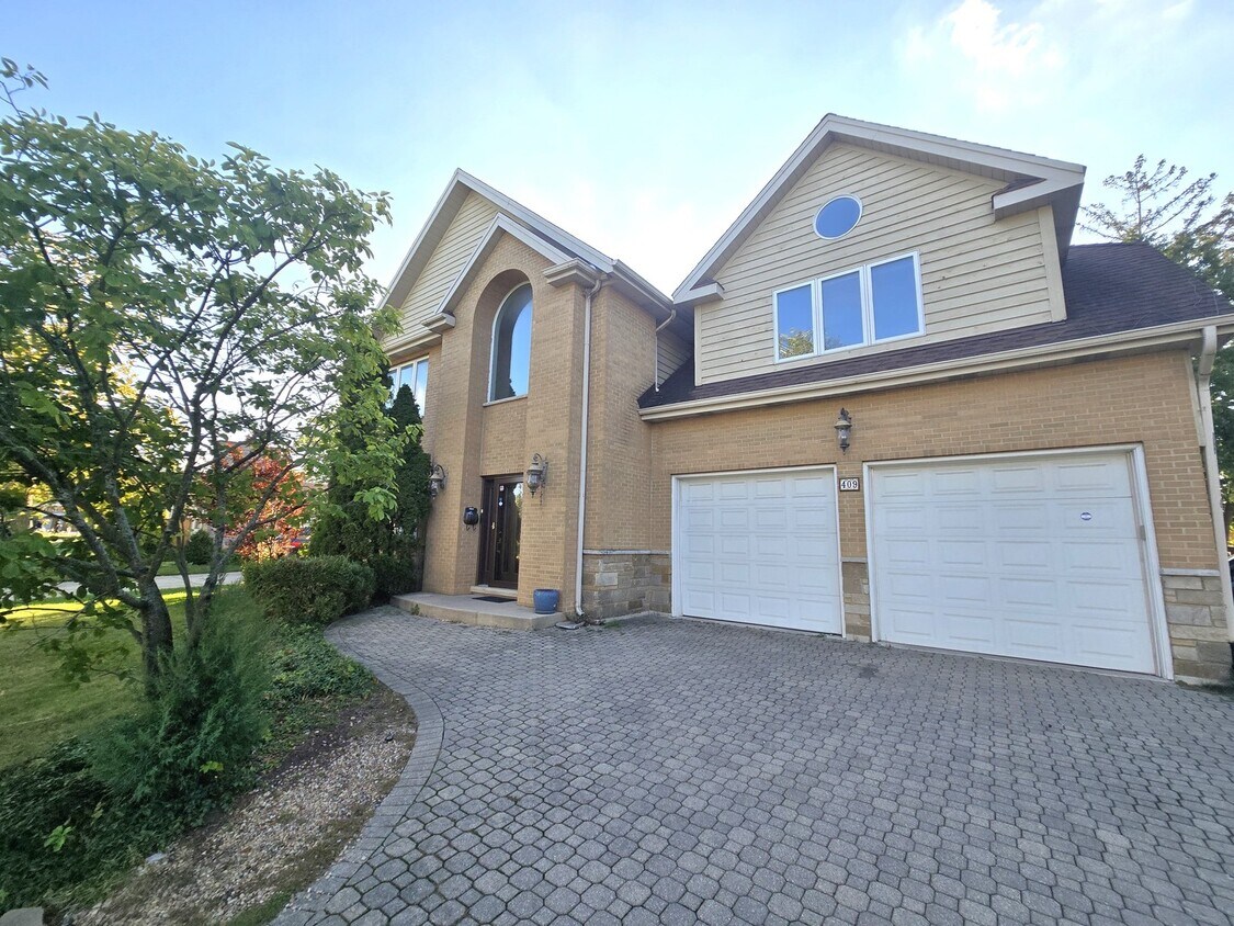 Primary Photo - 409 Huntington Ln