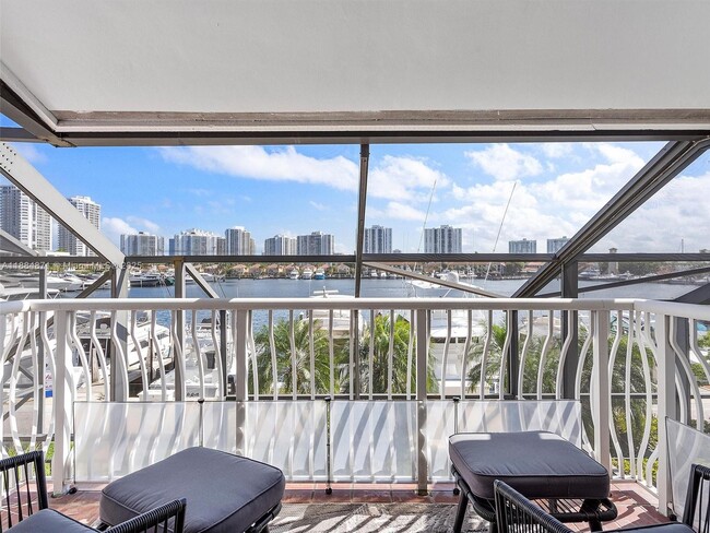 Foto del edificio - 3620 Yacht Club Dr