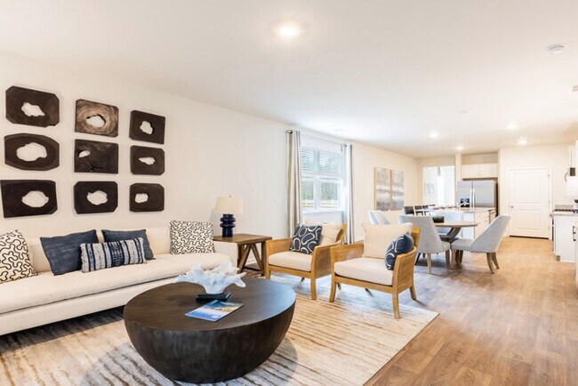 Waterside at Rice Hope, una comunidad de ARK Homes - Savannah, GA - De la sala de estar al vestíbulo - Waterside at Rice Hope