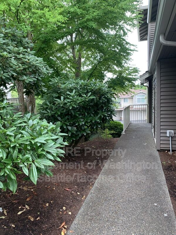 Building Photo - 6127 Hazel Loop SE