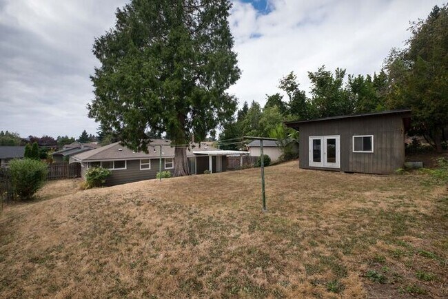 Building Photo - Single Level Milwaukie Home