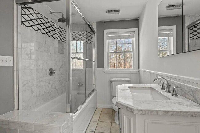 Foto del edificio - Large 2nd Floor Studio in Quiet Sandwich (Forestdale) Neighborhood