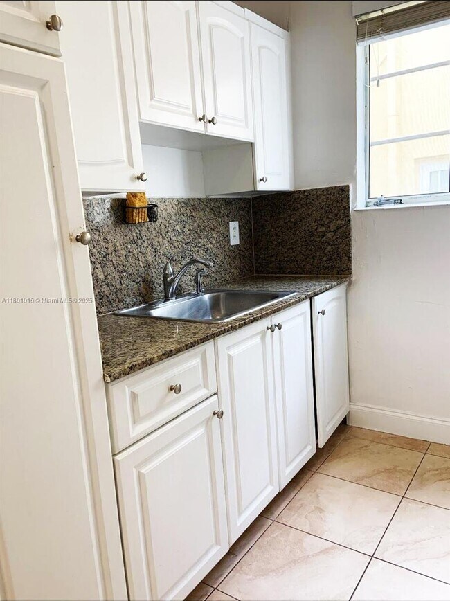 Foto del edificio - 7510 Byron Ave