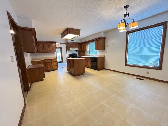 Eat In Kitchen - 14715 S Summertree Ln