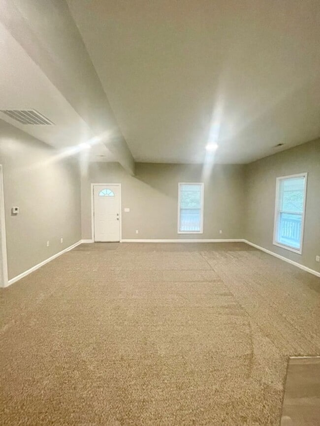 Building Photo - Must view this Adorable 3 bedroom 1 bath h...