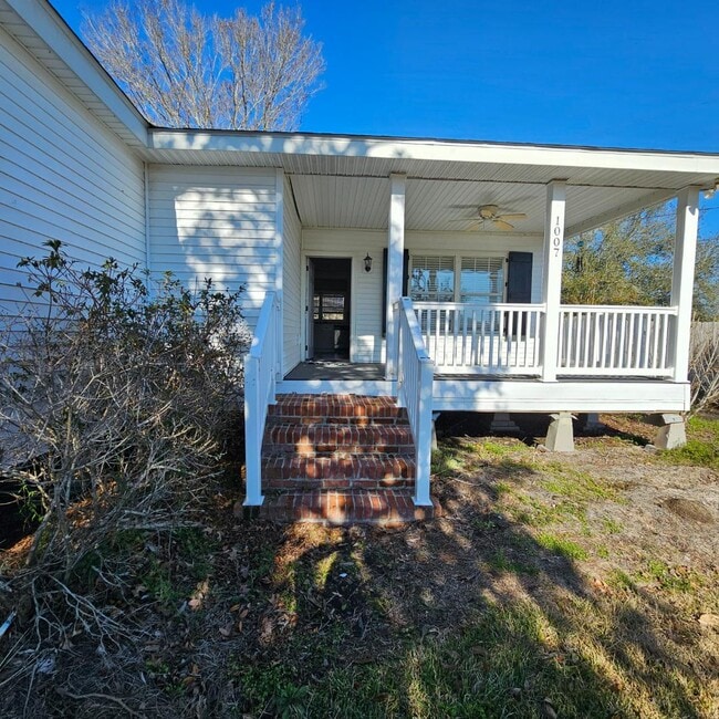 Building Photo - 1007 LA-20