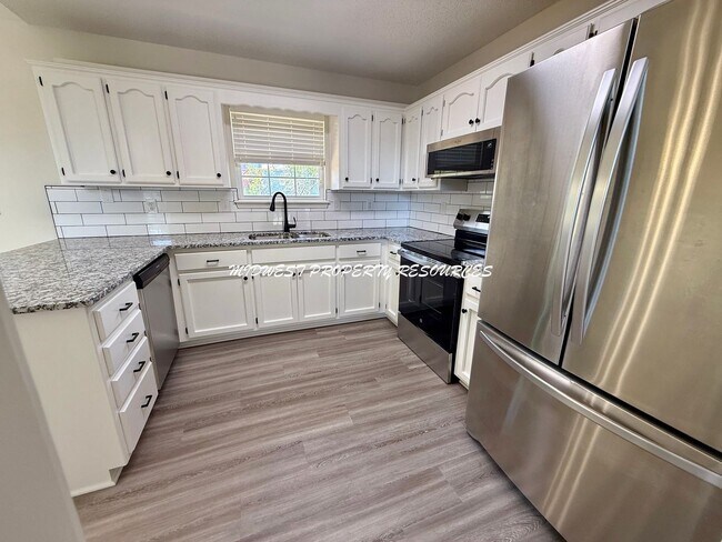 Building Photo - Beautifully Updated 3 Bed, 2 Bath Split-Le...