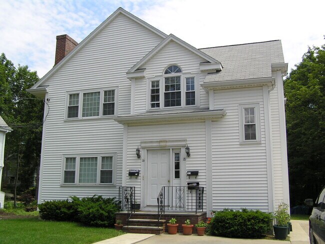 Excelente zona de Newton. A poca distancia a pie de West Newton Square. - 18 Dunstan St