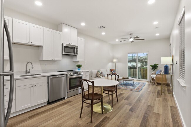 Building Photo - 2BD/2.5BA Townhouse w/ Private Fenced in Backyard, Covered Off Street Parking!