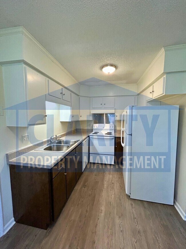 Foto del edificio - Two bedroom townhome w/ cathedral ceilings!