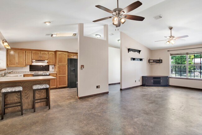 Foto del edificio - Well-Maintained Home with 2-Car Garage & Screened Back Porch in Central Location