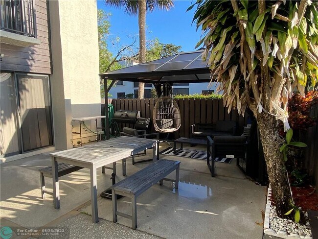 Building Photo - 3385 Cocoplum Cir