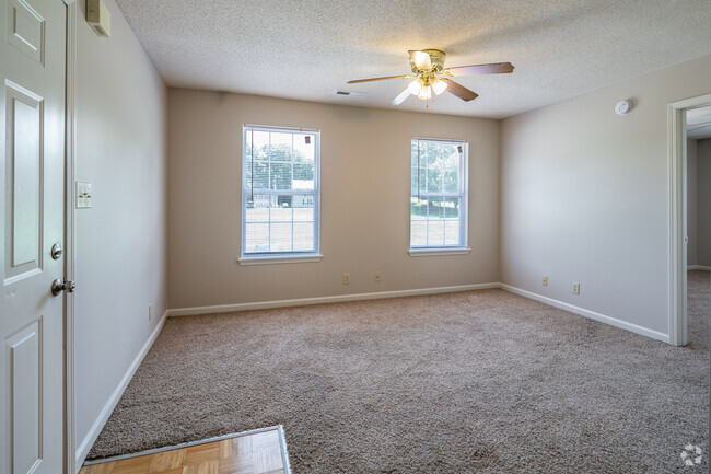 1BR, 1BA - 600SF - Living Room - Whispering Hills Apartments