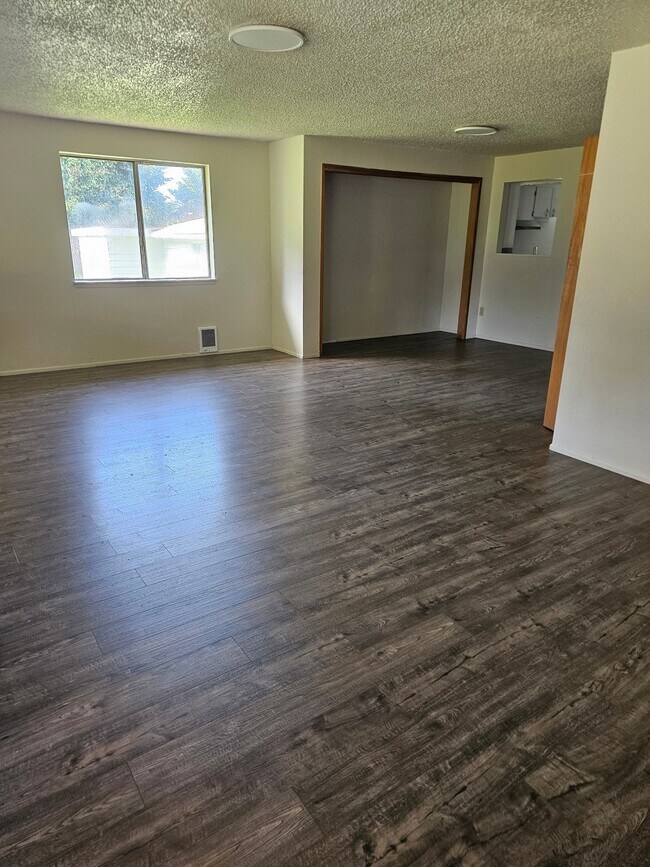Building Photo - 7519 Lakewood Dr W