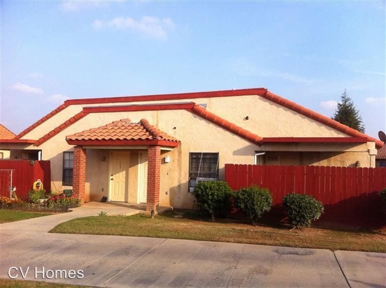 Primary Photo - 1405 E Cypress Ave