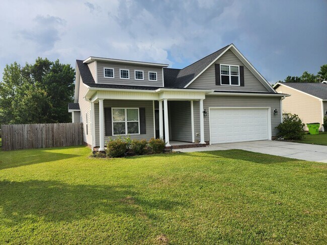 Foto del edificio - 3 Bedroom home with an upstair bonus room located in Swansboro. Showings Available!