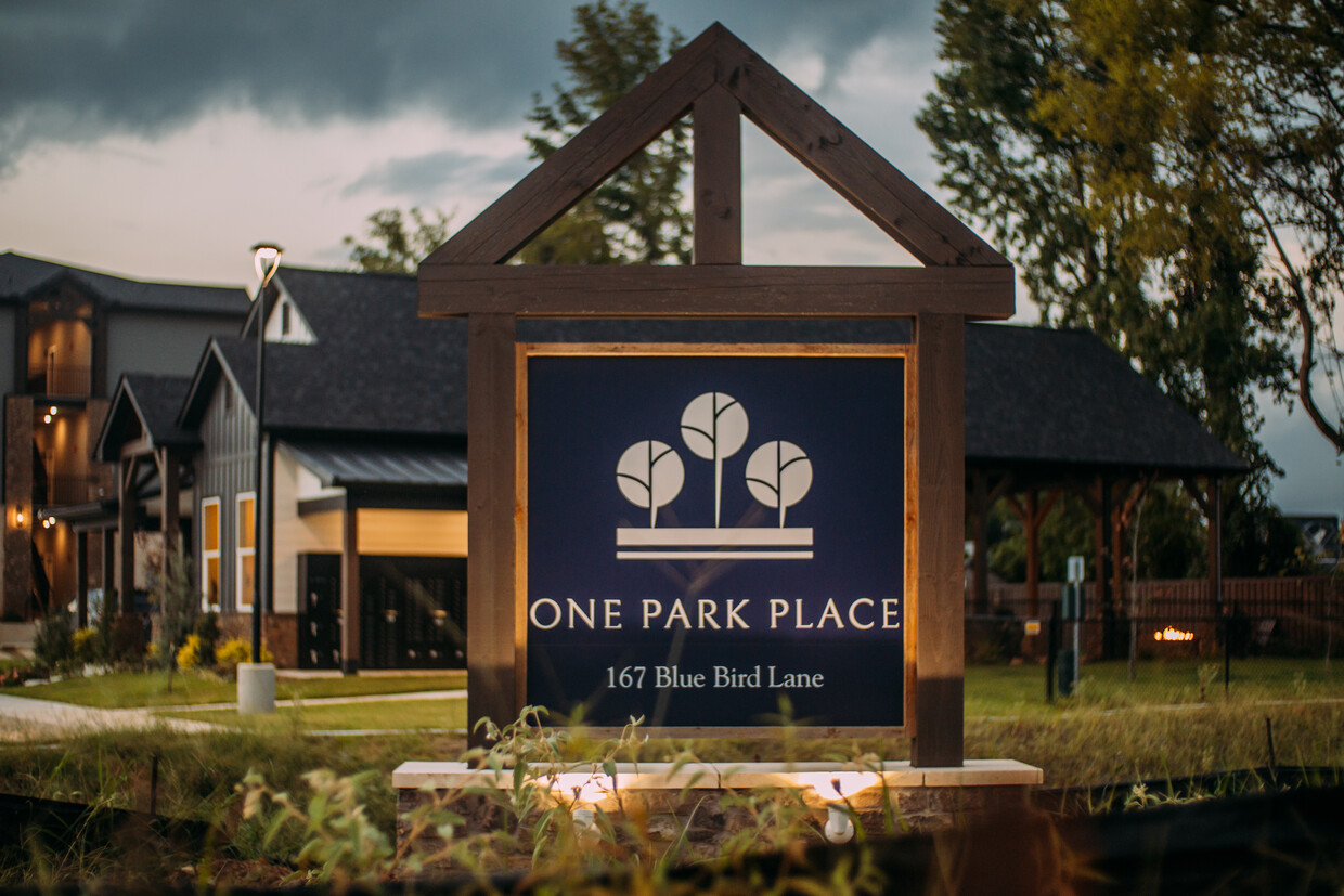 Entrada comunitaria de One Park Place - One Park Place Apartments