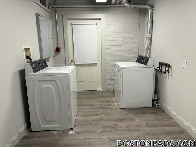 Foto del edificio - 77 Park Dr