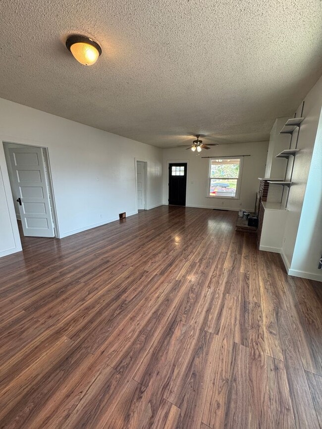 Building Photo - Cozy Eastgate Home