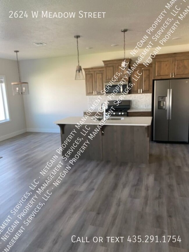 Building Photo - 3 Bedroom Crescent Hills Townhome.
