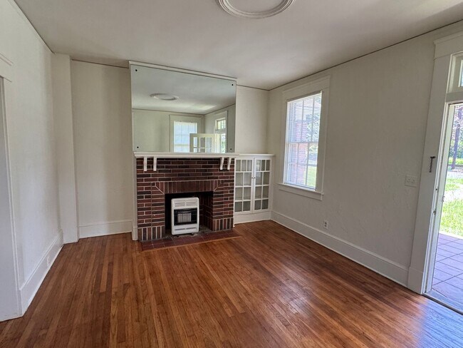 Foto del edificio - 2121 Winona Ave