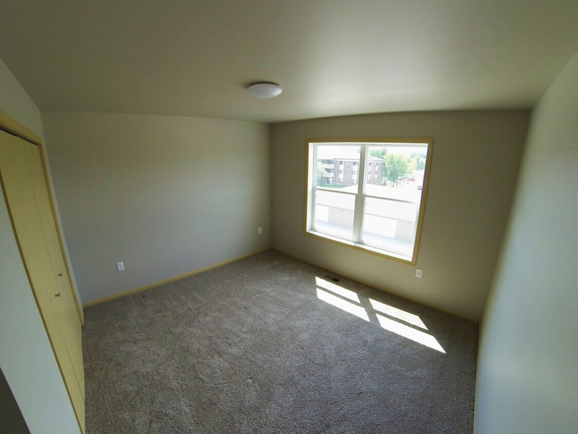 Foto principal - 2 & 3 Bedroom Units Available Now!