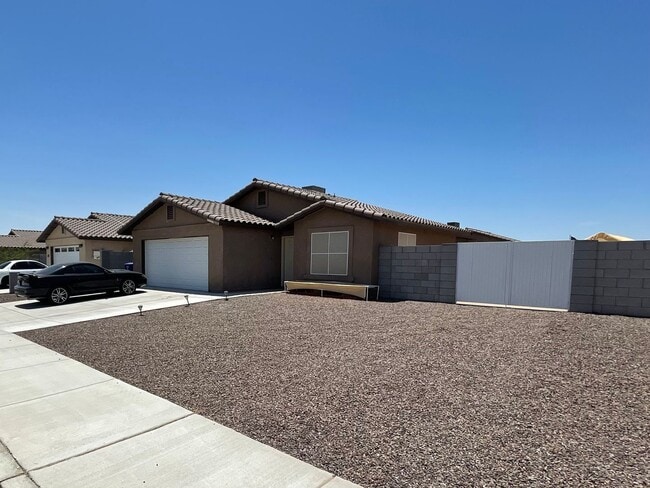 Building Photo - Like New Solar Home in Trail Estates!