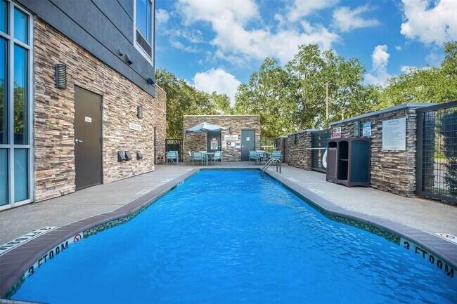 Foto del edificio - 1350 Broadfield Blvd