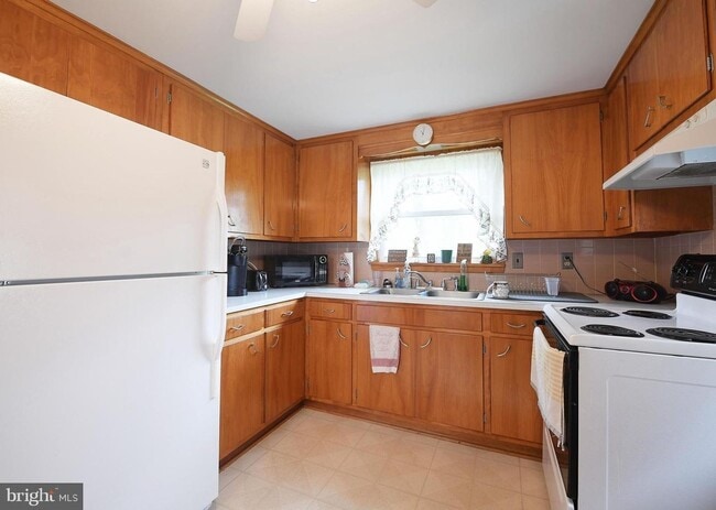 Building Photo - Quaint 2 Bedroom, 1 Bath Single Family Hom...