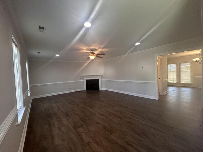 Building Photo - Beautiful 3 Bedroom, 2.5 Bath Townhome in South Pointe!