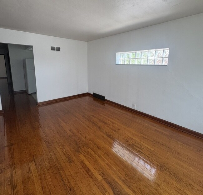 Foto del edificio - ** MOVE-IN SPECIAL. Half Off 1st Months Rent** 1.5-Bedroom Apartment with Bonus Room & Hardwood F...