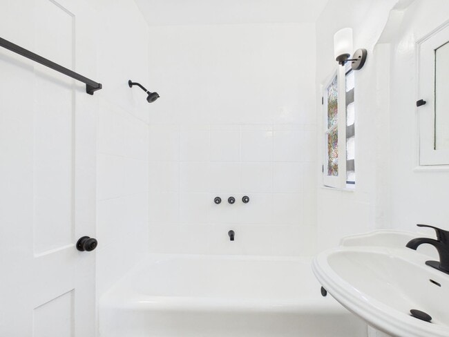 Building Photo - 1533 E 3rd St