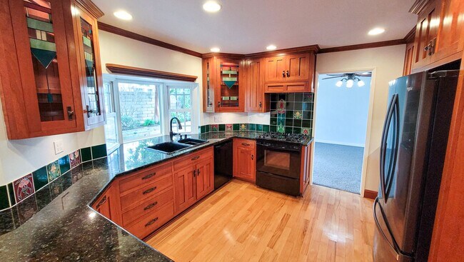 Foto del edificio - NOW AVAILABLE!! Gorgeous Two Story 3 Bedroom 3 Bath Perfect for Working From Home and Entertaining!