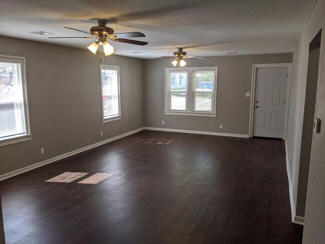 Building Photo - 423 E Cherry St