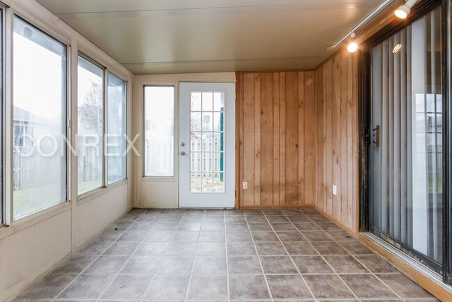 Building Photo - 631 Woods Crossing Dr