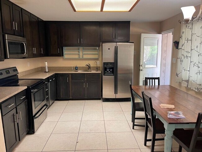 Foto del edificio - This 4 bedroom 2 bath is ready for immedia...