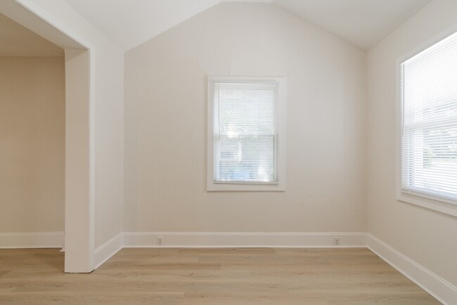 Building Photo - 314 Elm St