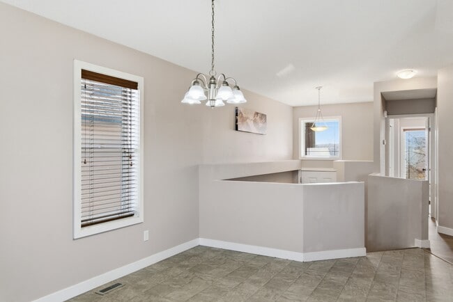 Building Photo - 84 Panora Cl NW